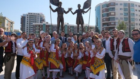 Kosova Bagimsizlik Parki Basinda Biz – 2